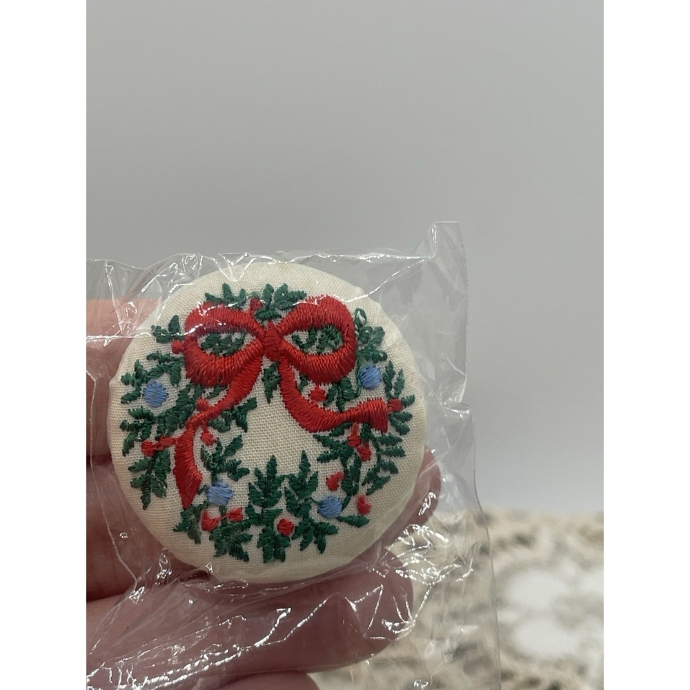 Vintage C Clasp Fabric Embroidered Wreath Christmas Hong Kong Jewelry Brooch Pin